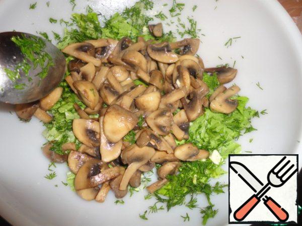 Add the warm mushrooms and stir.
