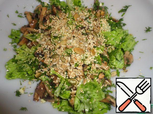 Sprinkle with fried seeds, stir and serve immediately.