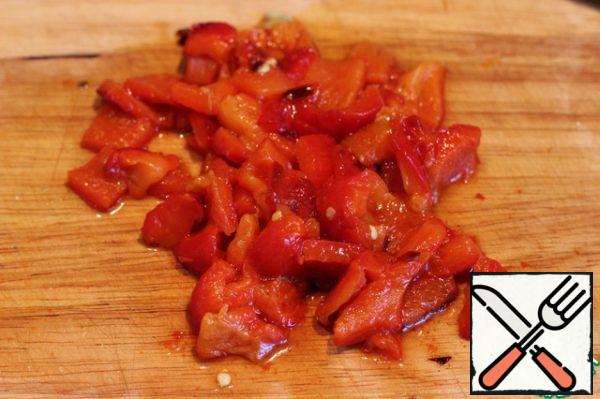 Peel the pepper and cut into cubes.

