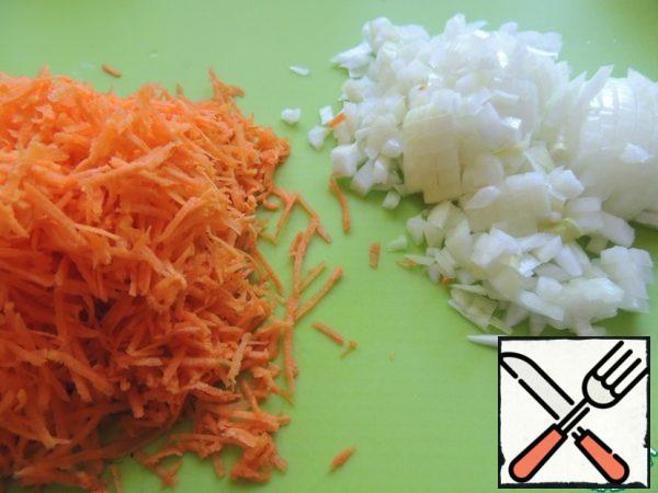 Grate the carrots, cut the onion into small cubes. Fry in a frying pan.
