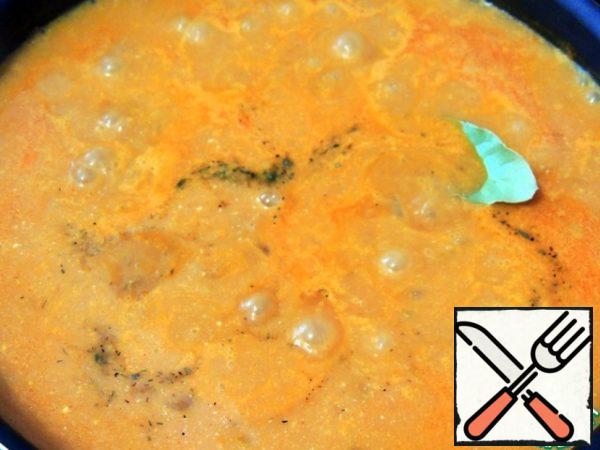 Add tomato paste, sour cream and add water to make the mass watery. Add salt and pepper, add bay leaf and bring to a boil.
