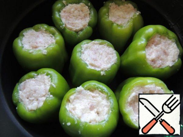 Wash the pepper, remove the seeds. Fill the peppers with minced meat.

