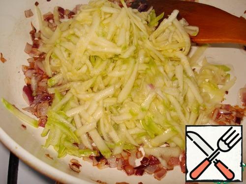 While the pepper is baked, let's do the filling. Onions finely chop and fry in vegetable oil. Add grated zucchini. ( It is in the finished dish almost will not be felt just give juiciness).