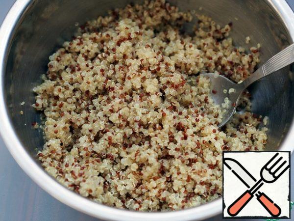 Measure out the required amount of quinoa, rinse, pour cold water in a ratio of 1:2 and put on high heat. Bring to a boil, close the lid tightly and cook for 10-15 minutes until all the water is absorbed into the grits.
