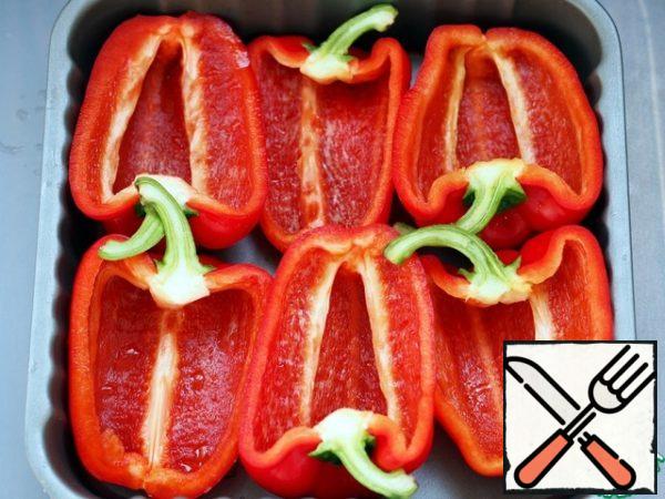 While the flakes are cooking, wash and cut the bell pepper, you can cut it in half, like mine, or you can do it in the usual way by cutting off the top caps and peeling off the seeds.
