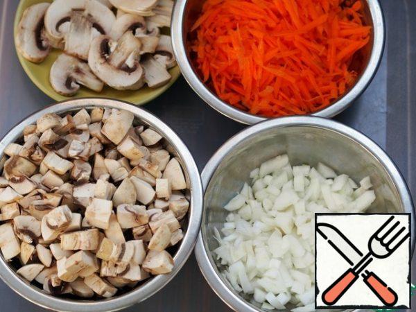 Grate carrots, onions and mushrooms on a coarse grater, cut into small cubes.
