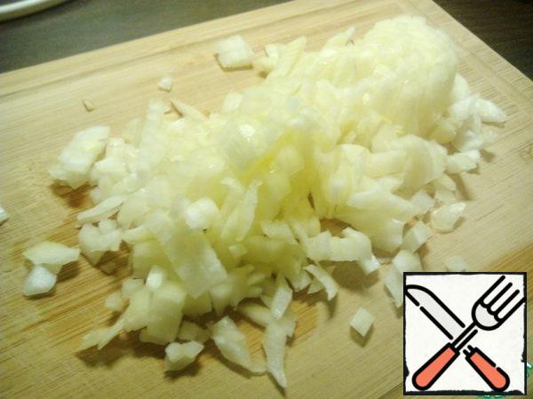 Peel the onion, wash it, cut it into small cubes.
