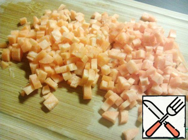 Peel the carrots, wash them, and cut them into small cubes.
