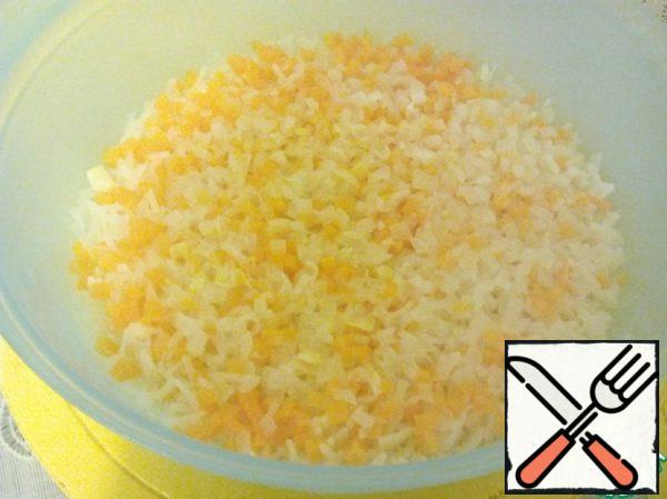 Rinse the rice with cold water, add chopped onions and carrots, pour 450 ml of water, add salt, put it in a container for a microwave oven.
Cook at 700 watts for 15 minutes.
In the absence of a microwave oven, you can boil all the ingredients separately, then mix.
