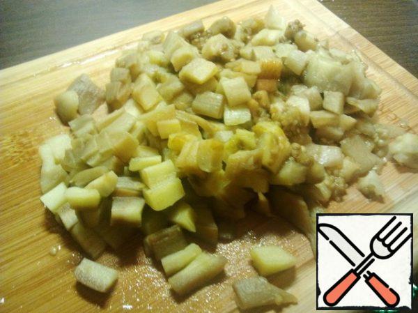 Wash the eggplants, peel, boil for 15 minutes in salted water, cut into small cubes. (It is better to boil the eggplants separately from other products so that they do not absorb the bitterness, or pre-soak the eggplants in cold salted water.)
