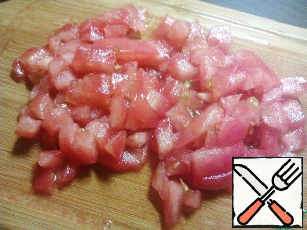 Wash the tomato, peel it, cut into cubes.
