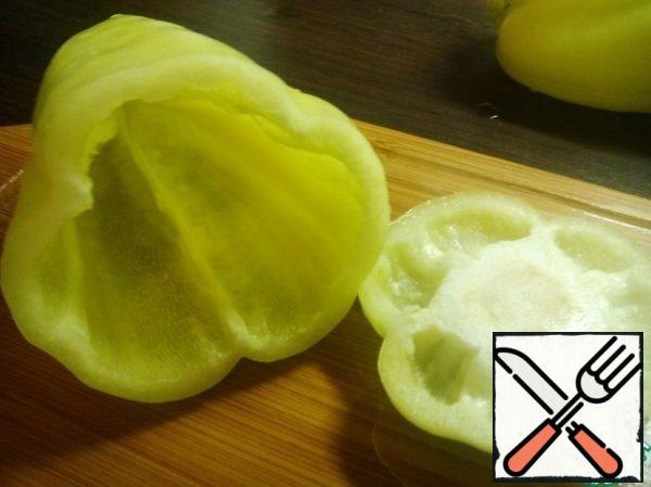 Wash the pepper, cut off the lid, peel the seeds.
