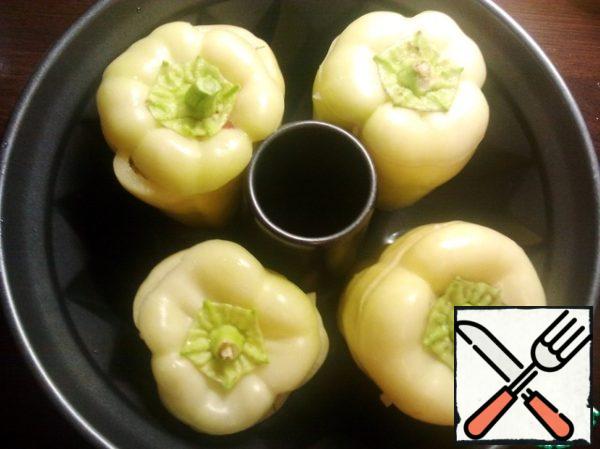 Fill with pepper filling, cover with a lid, place vertically in a baking dish.
Bake for 30 minutes. at a temperature of 170 degrees.