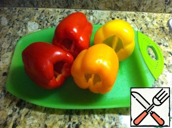 Wash the sweet pepper, peel it.
