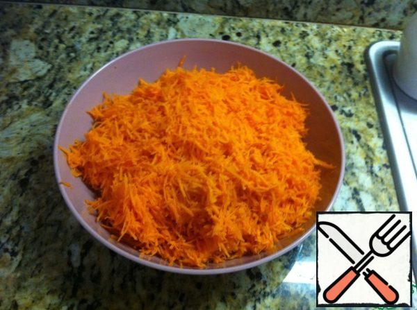 Grate the carrots on a fine grater, add salt and pepper to taste.
