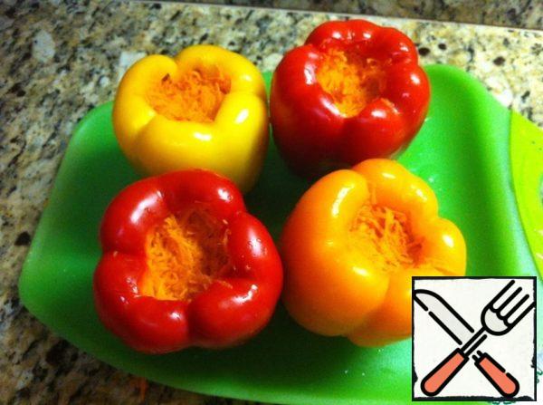 We stuff our peppers with carrots. Put them in the pan with the carrots up. Now prepare the tomato juice. Tomatoes are passed through a blender, salt, add sugar to taste, pepper also to taste and stuff our peppers with them. When the juice boils, reduce the heat, add bay leaf and apple cider vinegar. Cover and simmer for 40 minutes. Only the juice should not boil, but boil slightly. By the way, my mother-in-law just stewed in store-bought tomato juice, but it tastes better at home, although if you have a little time, you can store it.

