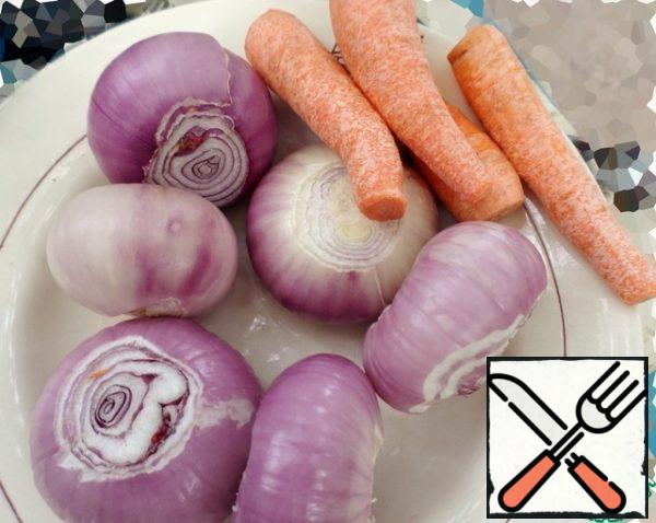 Chop the onion, grate the carrots on a coarse grater.
