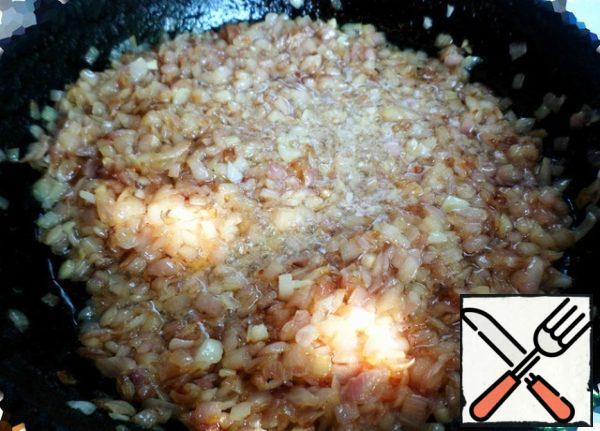 Fry the onion in vegetable oil until golden brown.
