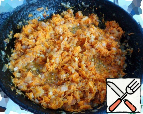 Attach the carrots to the onion, fry.
