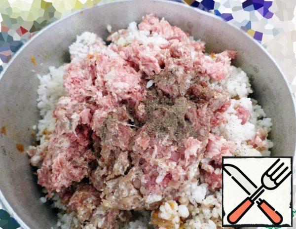 Add minced meat to the rice, fry No. 1.
Add salt and pepper to taste.
