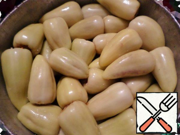 Pepper is tightly placed in a saucepan.
