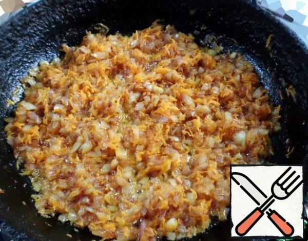 Now prepare casserole No. 2.
Fry the onion and carrot in vegetable oil again.
