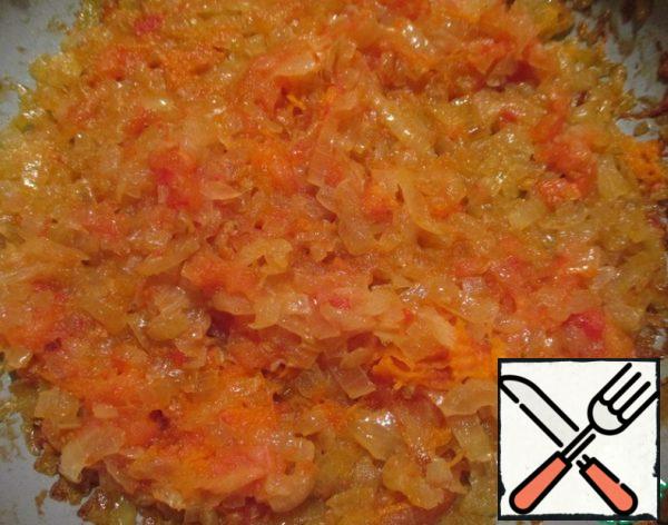 Finely chop a large onion and fry until transparent. Peel the tomato. Finely chop and add to the onion. Simmer over low heat, stirring occasionally, until all the liquid has evaporated.
