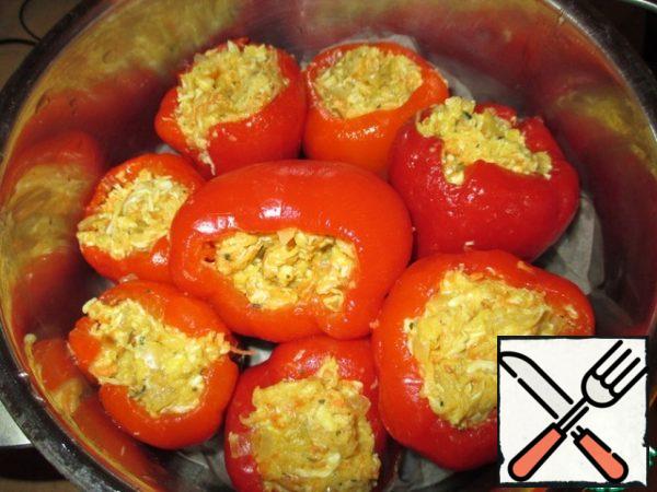 Fill the peppers with the filling. Put it in a mold of a suitable volume.
