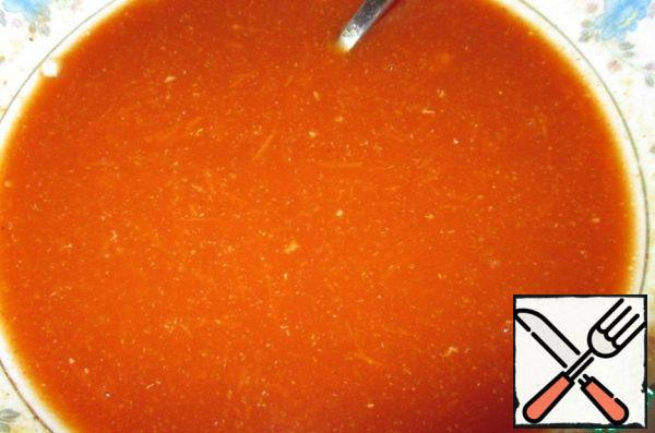 Now the sauce.
In the broth that remains from the chicken, add tomato paste, the second part of grated carrots, add an incomplete tablespoon of garlic powder, a tablespoon of sugar (to taste), two incomplete teaspoons of curry, salt to taste. Add water to the desired volume so that the liquid covers the peppers in the pan.