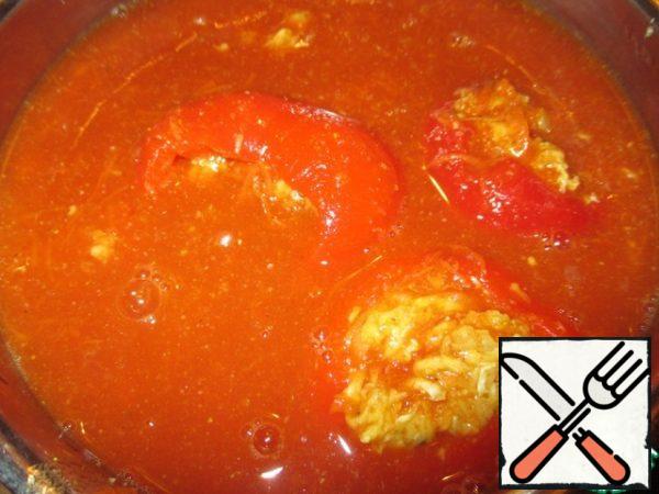 Mix the sauce thoroughly and pour it over the peppers in a saucepan so that they are covered with liquid. Put it on a slow fire. Cover and simmer for 30-40 minutes. When the peppers are ready, turn off the gas under them and leave for 30 minutes. I thought they insisted all night).

