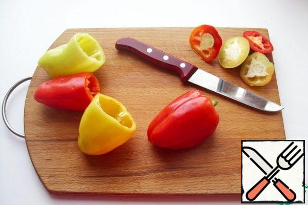 Wash the pepper, cut off the lid and remove the seeds with all the insides. Rinse with water again. After this treatment, I had 2 kg of pepper left (originally it was 3 kg).
