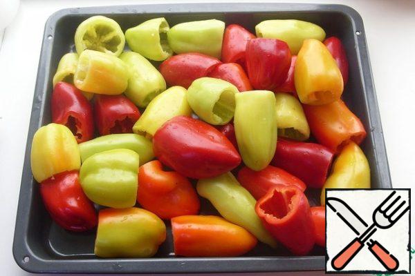Put the pepper on a baking sheet and send it to the oven at 180 ° C. It is necessary to ensure that the pepper only softens a little, nothing more. It will take about 5 minutes.
