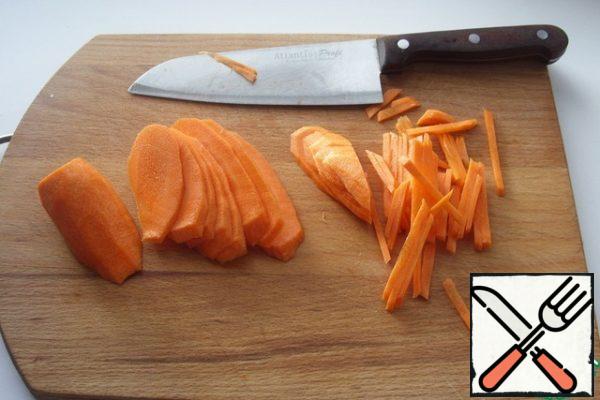Cut the carrots into long thin cubes.
