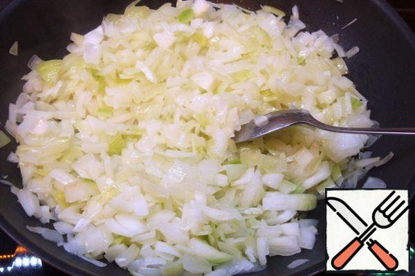 Lightly fry the onion and carrot in a frying pan with vegetable oil (take a third of a cup of oil). Fry for just a couple of minutes.
