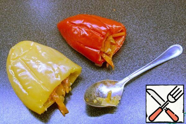 Put the onion and carrot in a bowl, add a third of salt and a third of garlic (garlic press). To interfere. Stuffed pepper - put a couple of teaspoons of minced meat into each pea of pepper.
