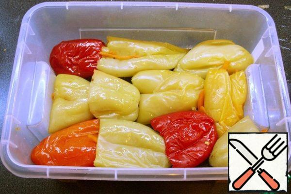 Put the pepper in a suitable container (glass, plastic, ceramic, enameled dishes). At the bottom it would be nice to put umbrellas of dill, horseradish leaves. Sprinkle layers with pepper, remaining salt and chopped garlic. Pour vegetable oil over it. We impose oppression (press down with something heavy) and leave it in a cool place (in the room) for a day. Vegetables should let the juice. After making sure that the pepper is completely covered with the released juice and oil, remove the pepper to the cold (preferably, the temperature should not exceed 4 degrees. Hundredweight.) The pepper will be ready in 3-4 weeks. If you keep it at a temperature of 0 - 4 °C, it will be stored until spring.

