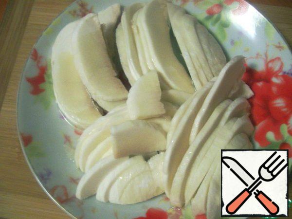 Cut the peeled caps into very thin slices, sprinkle them with olive oil and set aside for a while.
