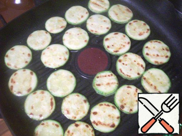 Cut the zucchini into slices and quickly fry in a grill pan on both sides. When we turn it over to the second side, we salt it a little. Cool slightly on a plate.
