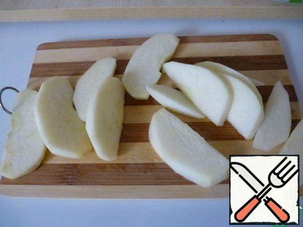 Remove the skin from the apple and cut into slices.
