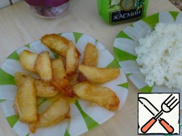 Heat the sunflower oil in a frying pan, put the apple slices, add salt and sugar.
Slices of apples should be fried until golden brown.
