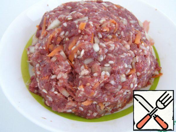 Rice (raw!) and combine the vegetables with minced meat. Add salt and pepper to taste. I like pepper to have not only minced meat and rice, but also carrots, garlic - it's juicier and tastier.
