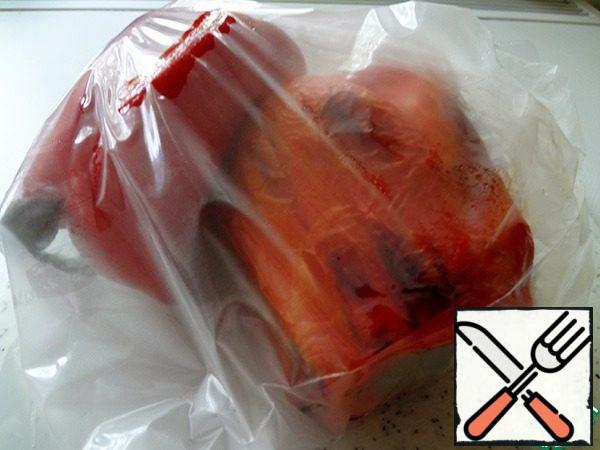 We take it out and immediately send it to a plastic bag for 20 minutes, then remove the skin.

