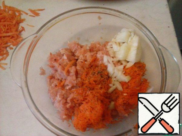 In the minced meat, add a finely chopped small onion, one carrot, grated on a fine grater.
