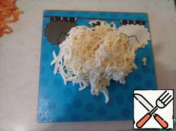 Grate the cheese on a coarse grater (a bright note of cheese will appear in the finished dish)
Add cheese, salt and spices to the minced meat. Stir, leave to "rest".