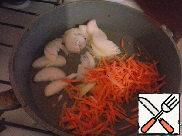 While the filling is "gaining strength", fry the onion cut into half rings in vegetable oil, coarsely grated carrots. Postpone.
