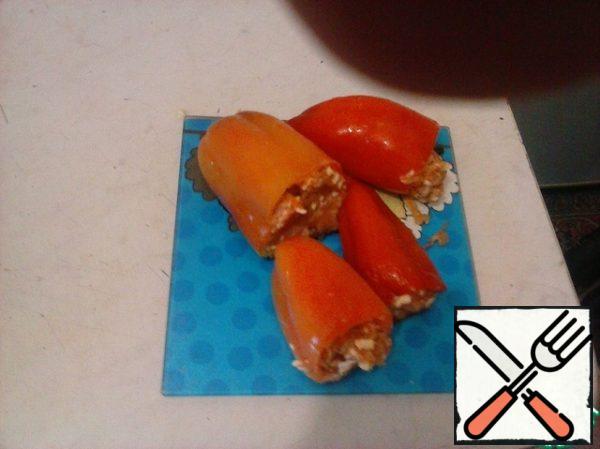 Take the prepared peppers (wash, cut off the "caps", remove the partitions), stuff with stuffing (not too tightly).
