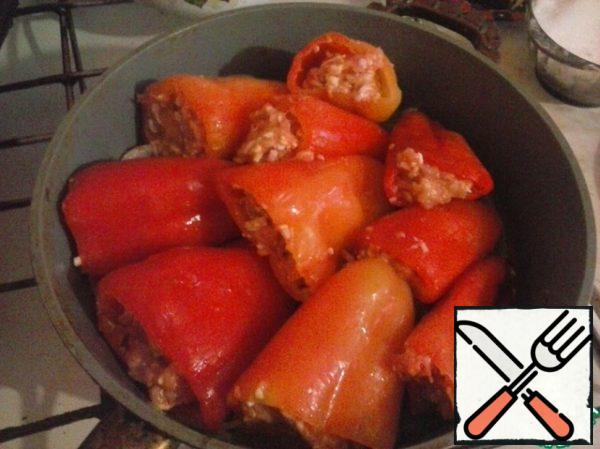 Put the fried onions and carrots into the mold with the peppers.
