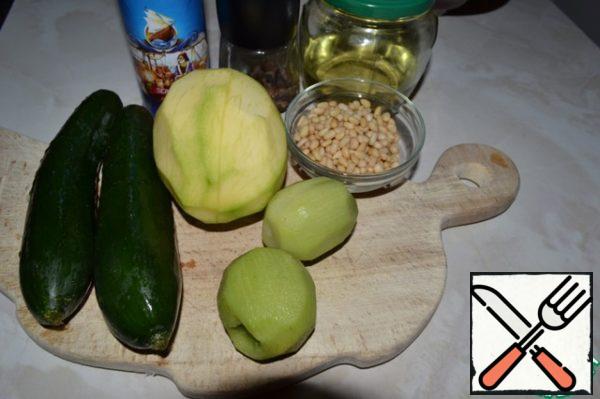 Here are our products. I photographed 2 kiwis, but then, when I was preparing a salad, I clearly didn't have enough kiwis to taste, so I added 2 more pieces (I had small kiwis).
