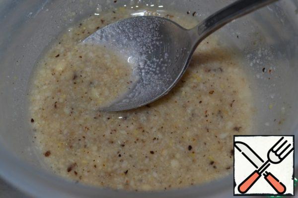 Prepare the dressing: add lemon juice, vegetable oil, salt and pepper to the chopped nuts. Mix well.
