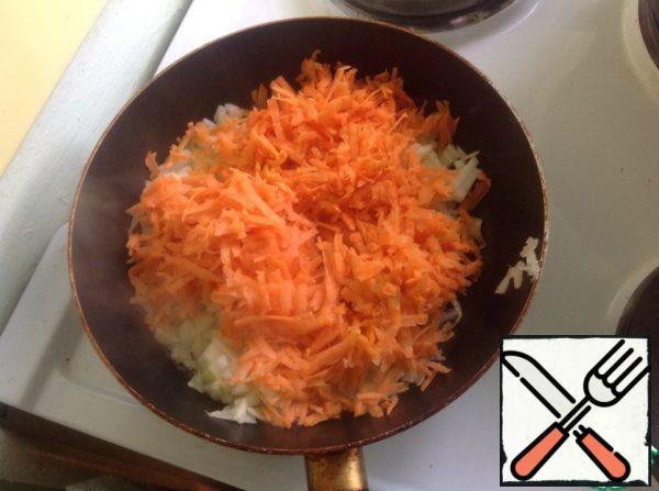 Finely chop the onion, chop the carrots and fry in vegetable oil.
